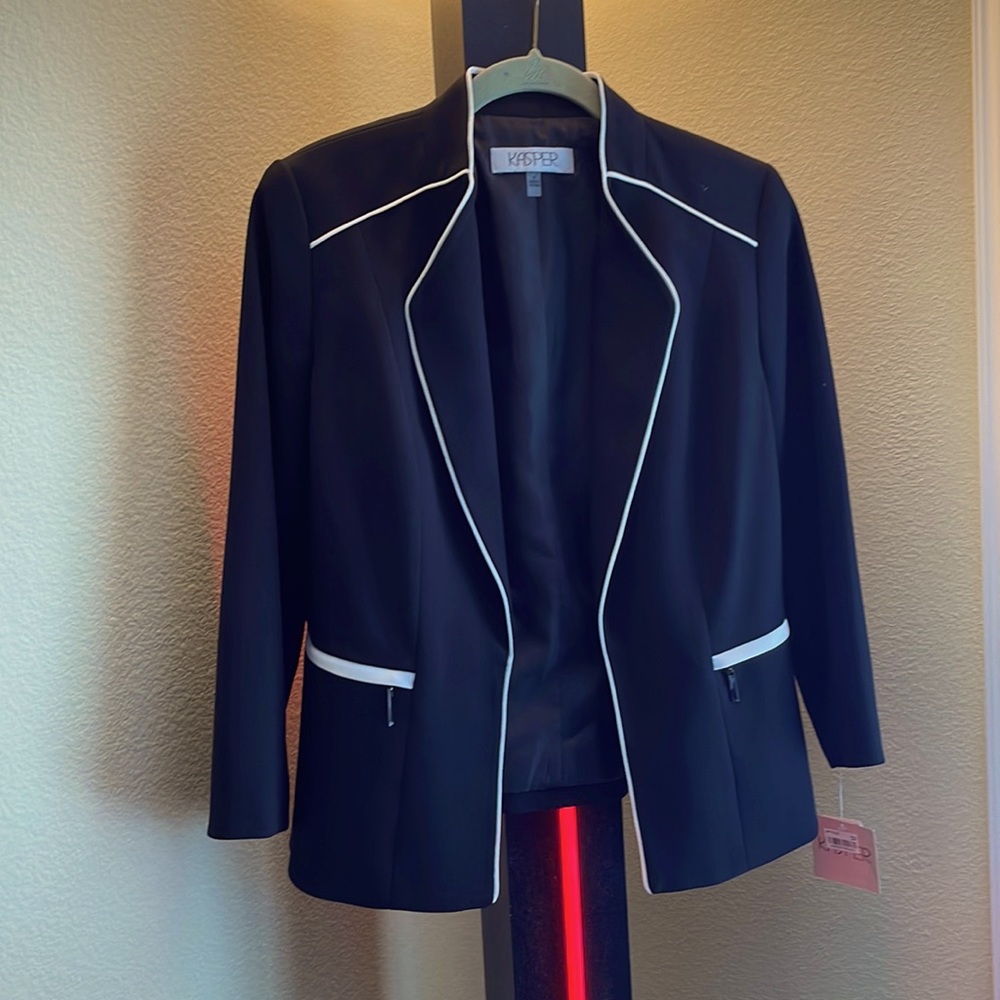 New Black and trimmed white jacket with zipped pockets sleeves 3/4 size 6